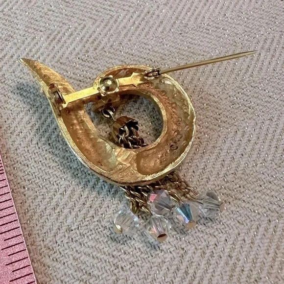 Vintage Brushed Gold Swirl 1970's Tassel Brooch w/ Chain Dangles & AB Crystals - Picture 4 of 7